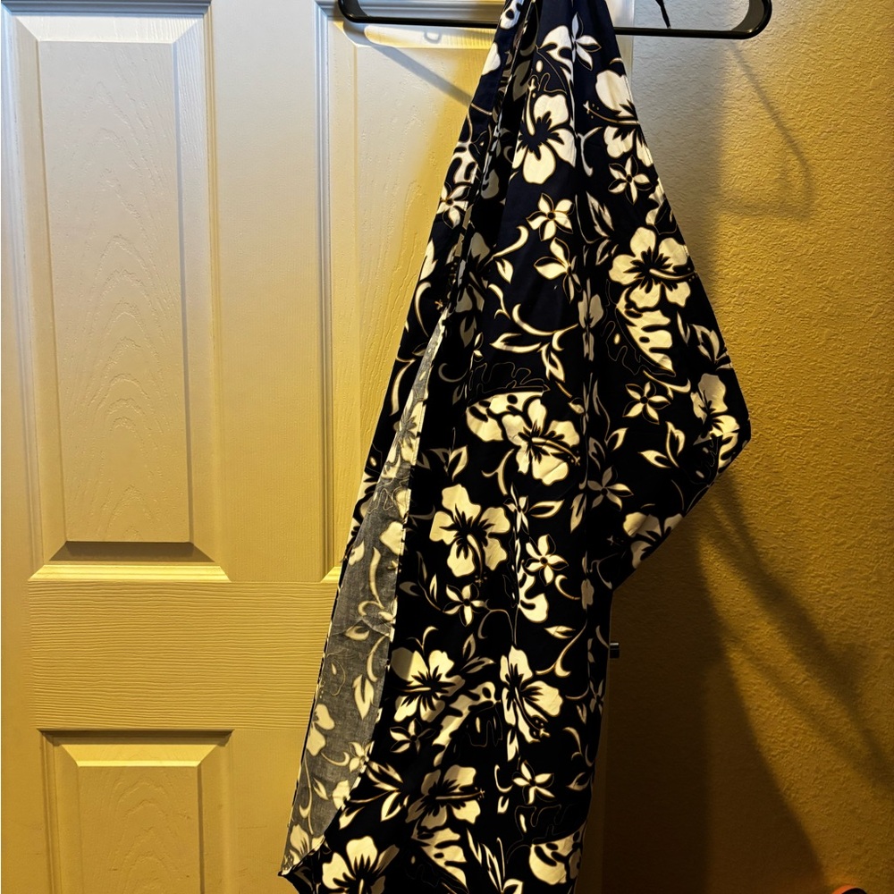 Hawaiian Dress Tie 
One size 
Never worn